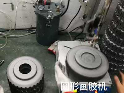 萬(wàn)騰桌面臺(tái)式圓形畫(huà)膠機(jī)正在劃膠生產(chǎn)